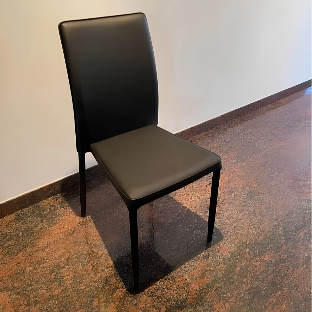 Sedia moderna imbottita rivestita in ecopelle nera per sala da pranzo